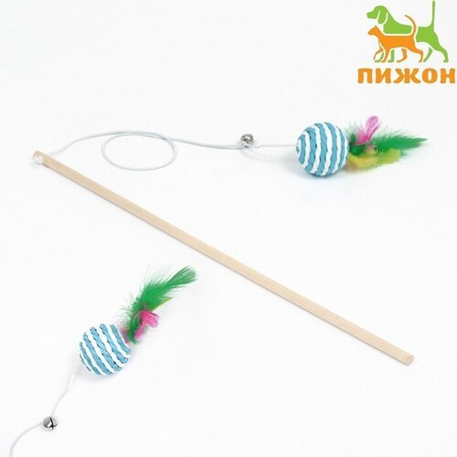 Дразнилка-удочка с плетeным шариком и цветными перьями на деревянной ручке, голубой