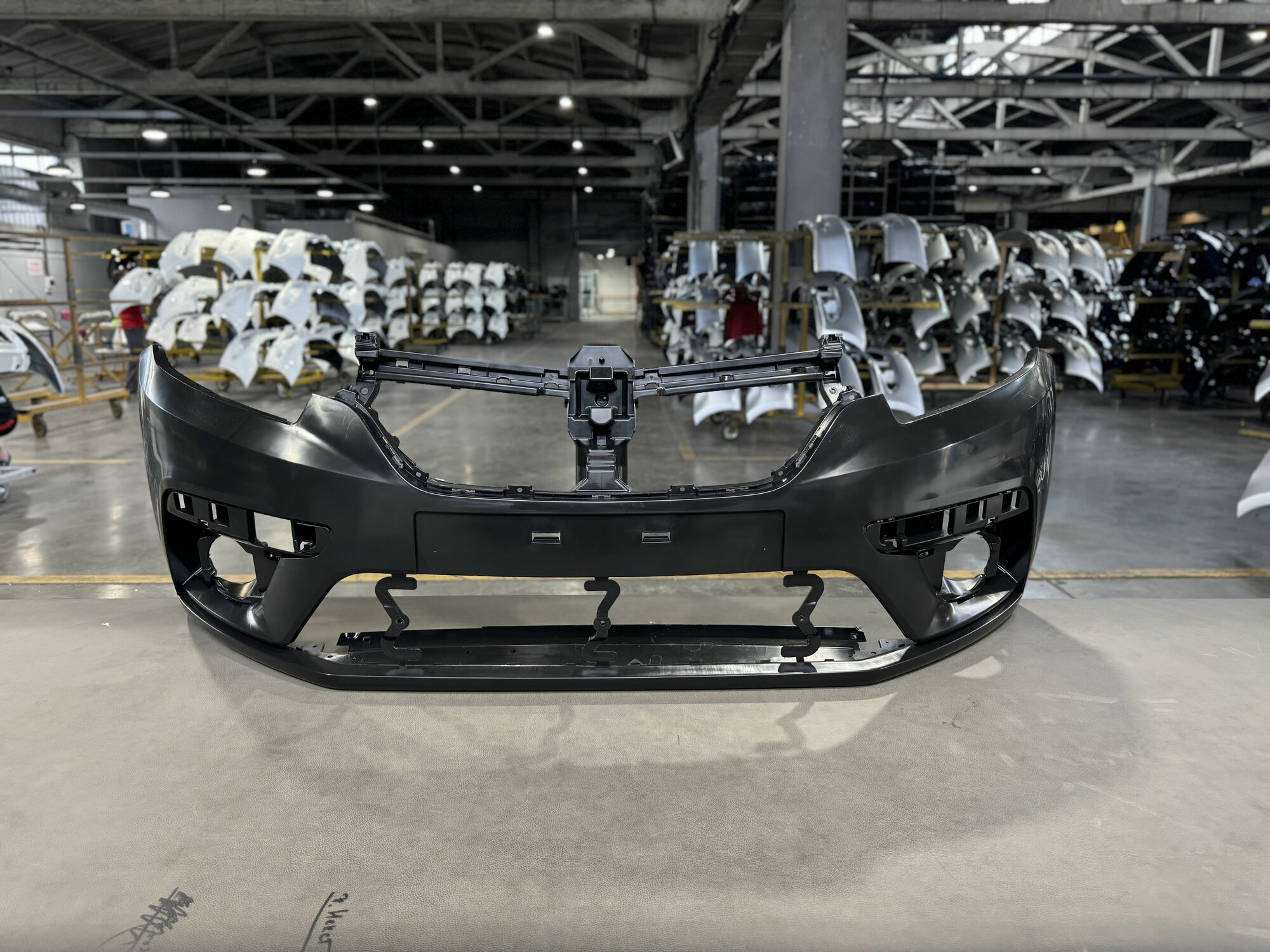 Бампер передний для Рено Логан 2 Renault Logan 2 рестайлинг (2018 - 2024) неокрашенный
