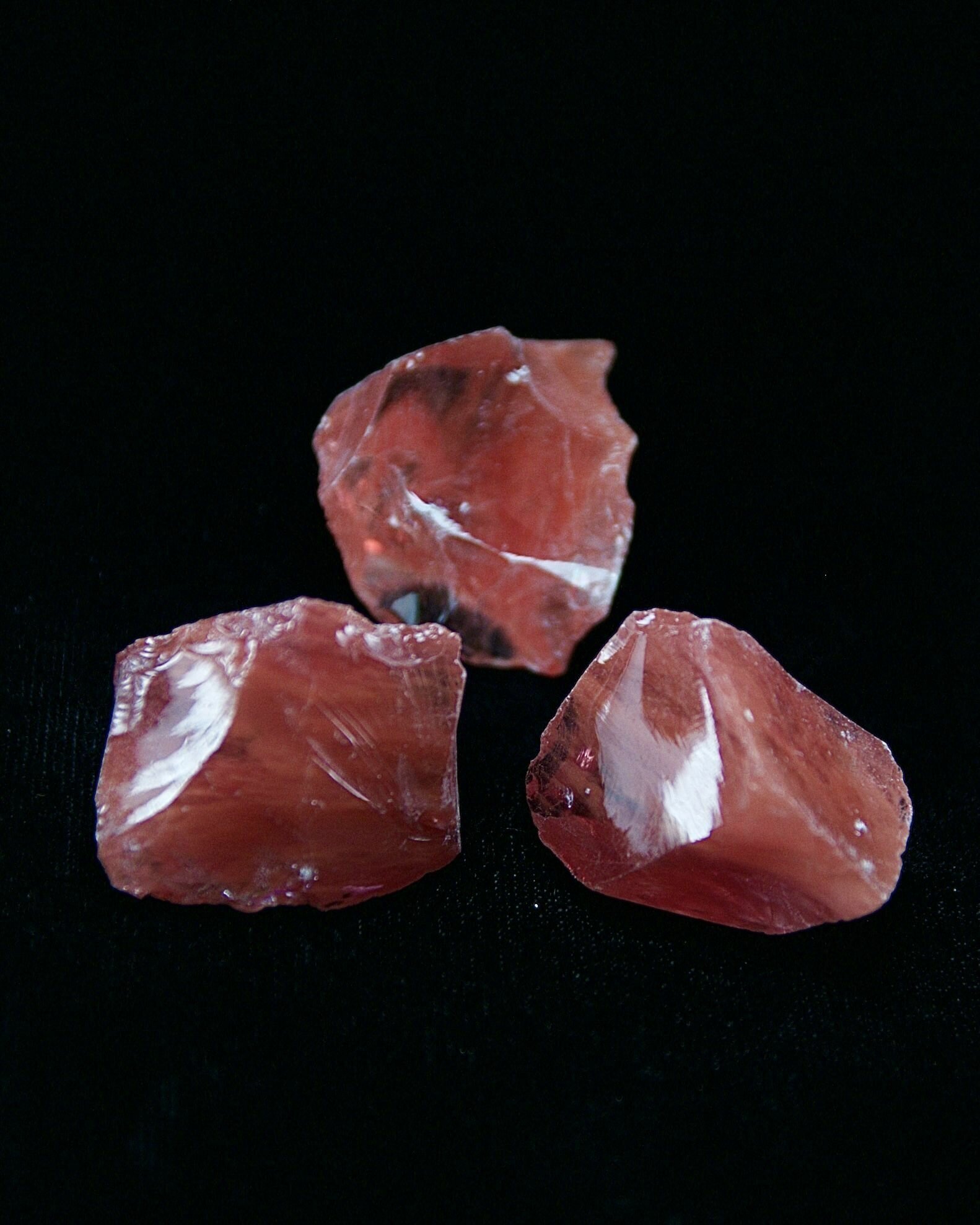 Натуральный камень Розовый халцедон, колотый для декора, поделок, бижутерии, 2.5-3.5 см, 3 шт