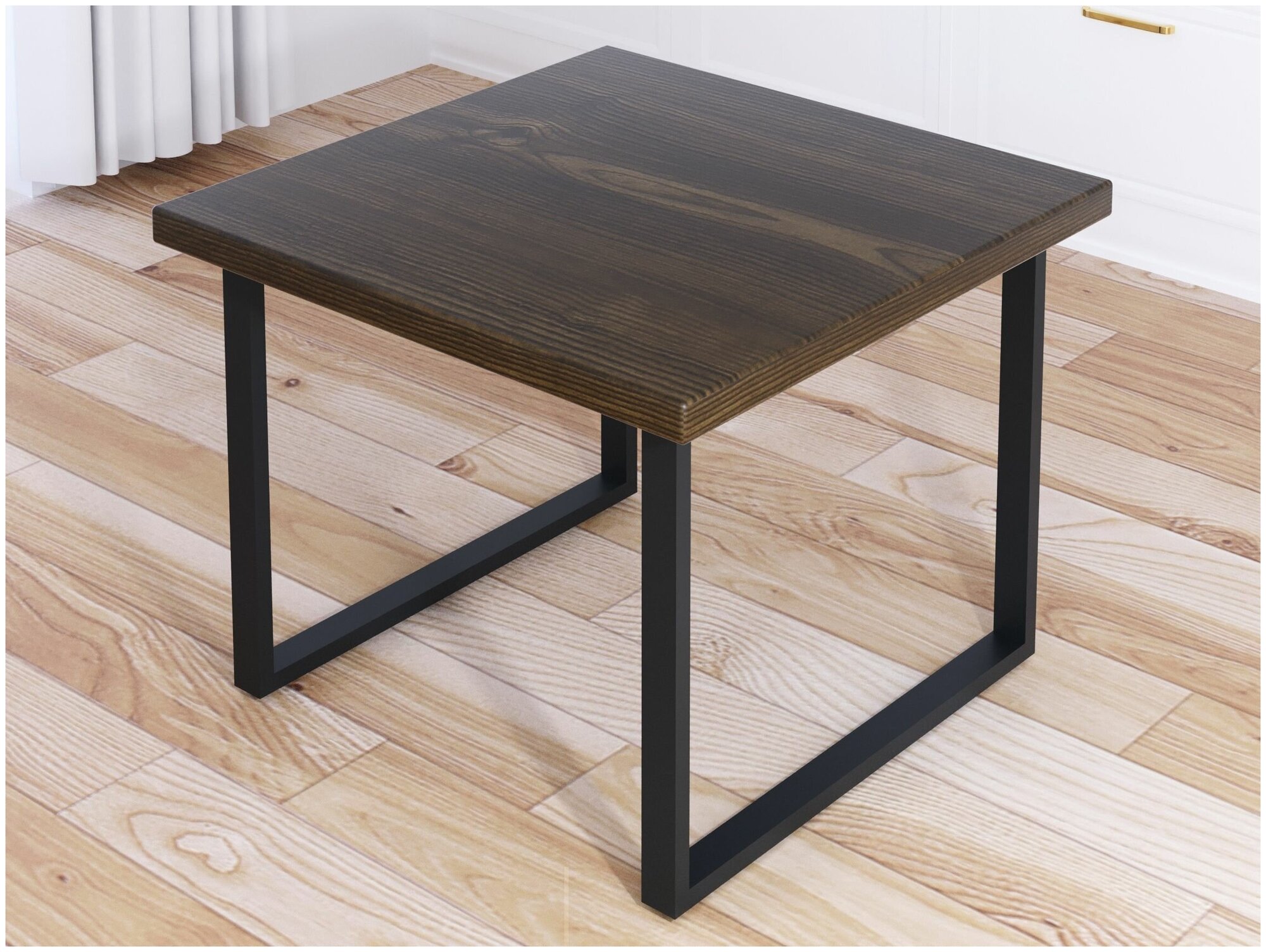Стол журнальный Loft квадратный со столешницей цвета темного дуба из массива сосны 40 мм и черными металлическими ножками, 60x60х50 см