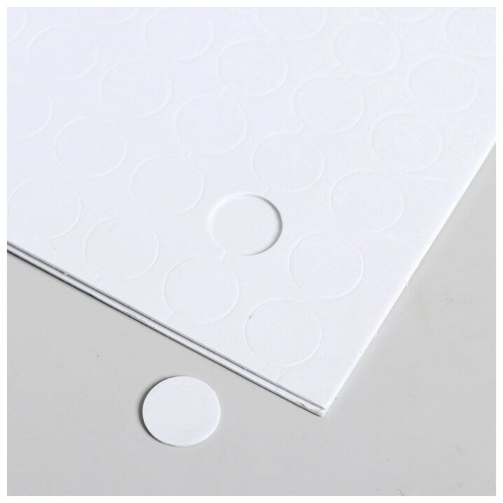 Клейкая лента двухсторонняя "Круглый белый" диаметр 1,5 см на листе 100 шт 20х18,5 см - фотография № 1