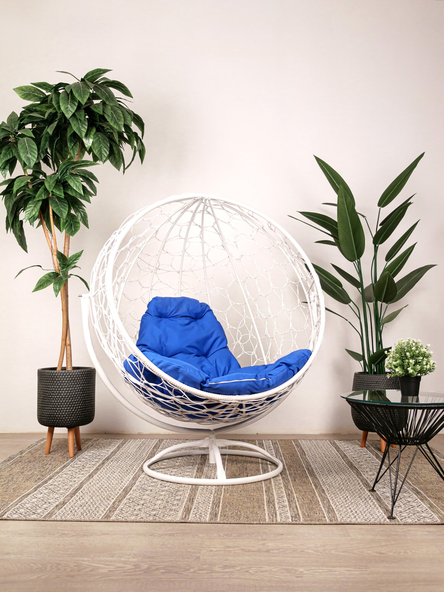 Кресло садовое M-Group круг вращающийся ротанг белый, синяя подушка - фотография № 1