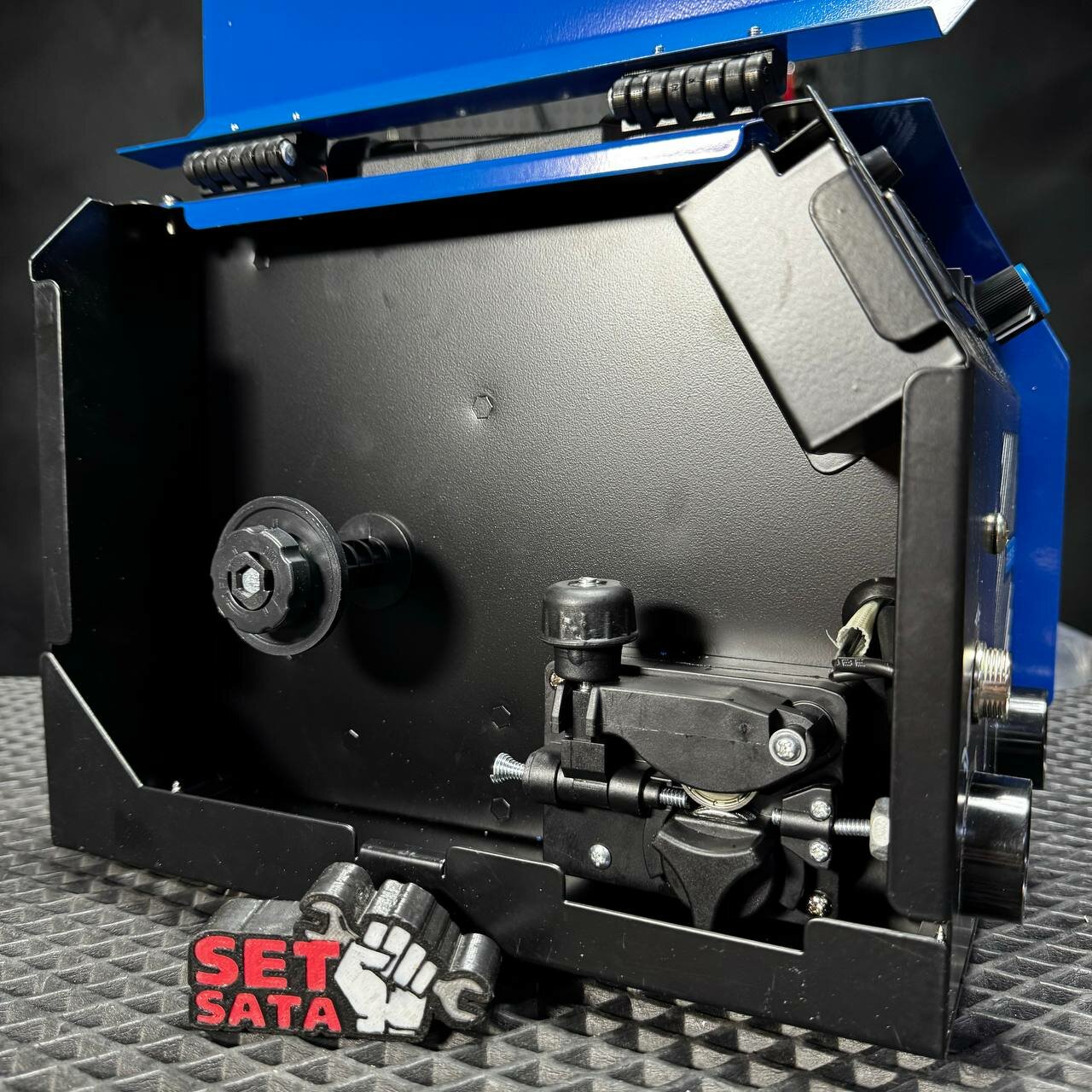 Сварочный полуавтомат без газа инверторный SOLARIS FLUX-200 (230В; 20-180 А; FLUX/MMA/TIG LIFT) — фото 1