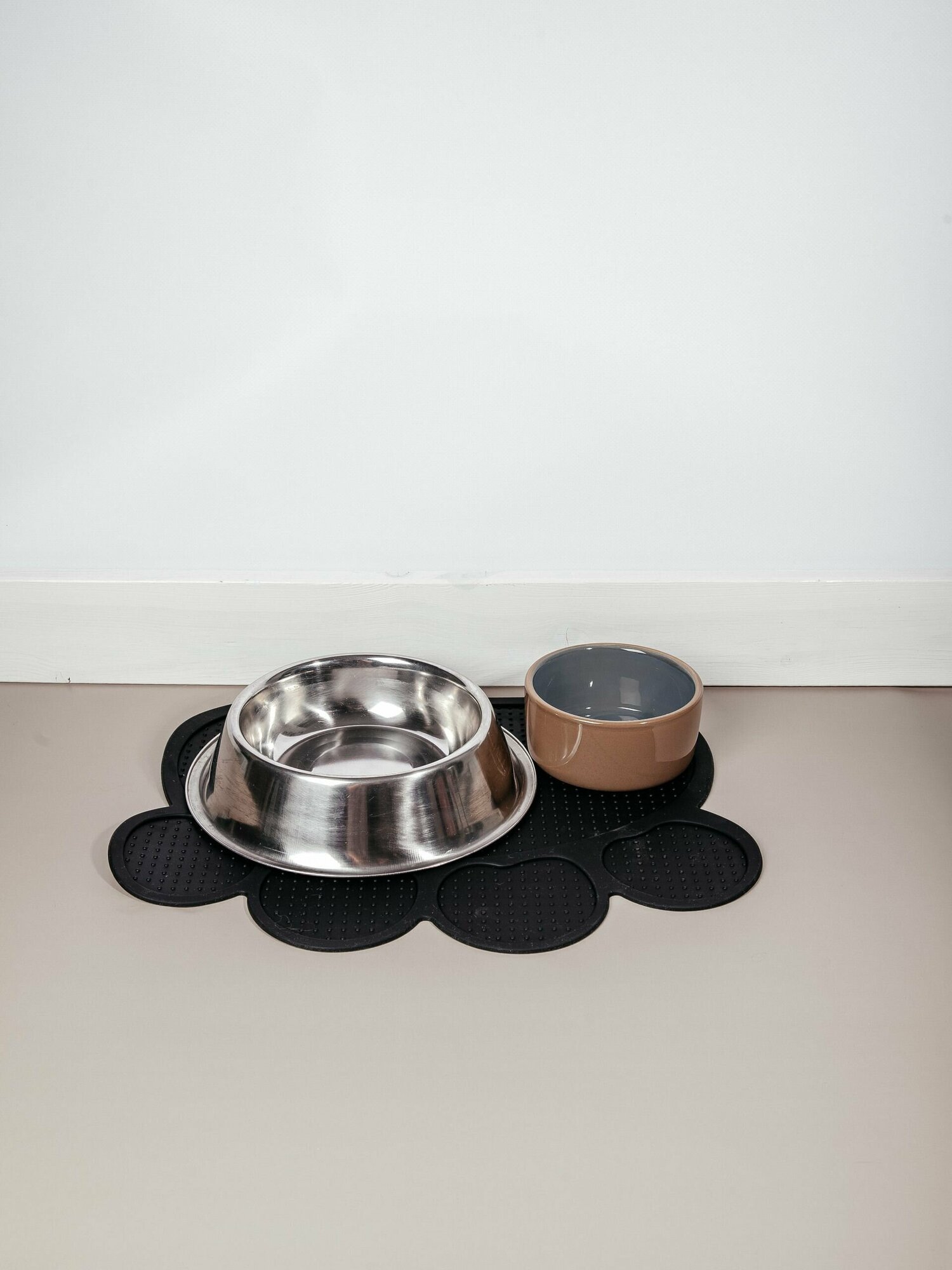 Силиконовый коврик под миски для собак и кошек. 30*40см, черный. Из пищевого силикона.