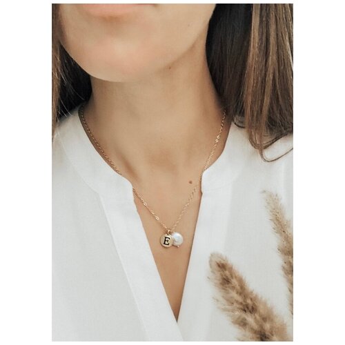 Цепочка с медальоном буквой Е