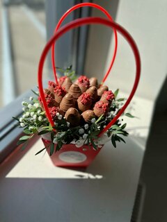 Изображение товара Композиция Sweet Berry, "Зимний шоколад", с гипсофилой белой и фисташкой