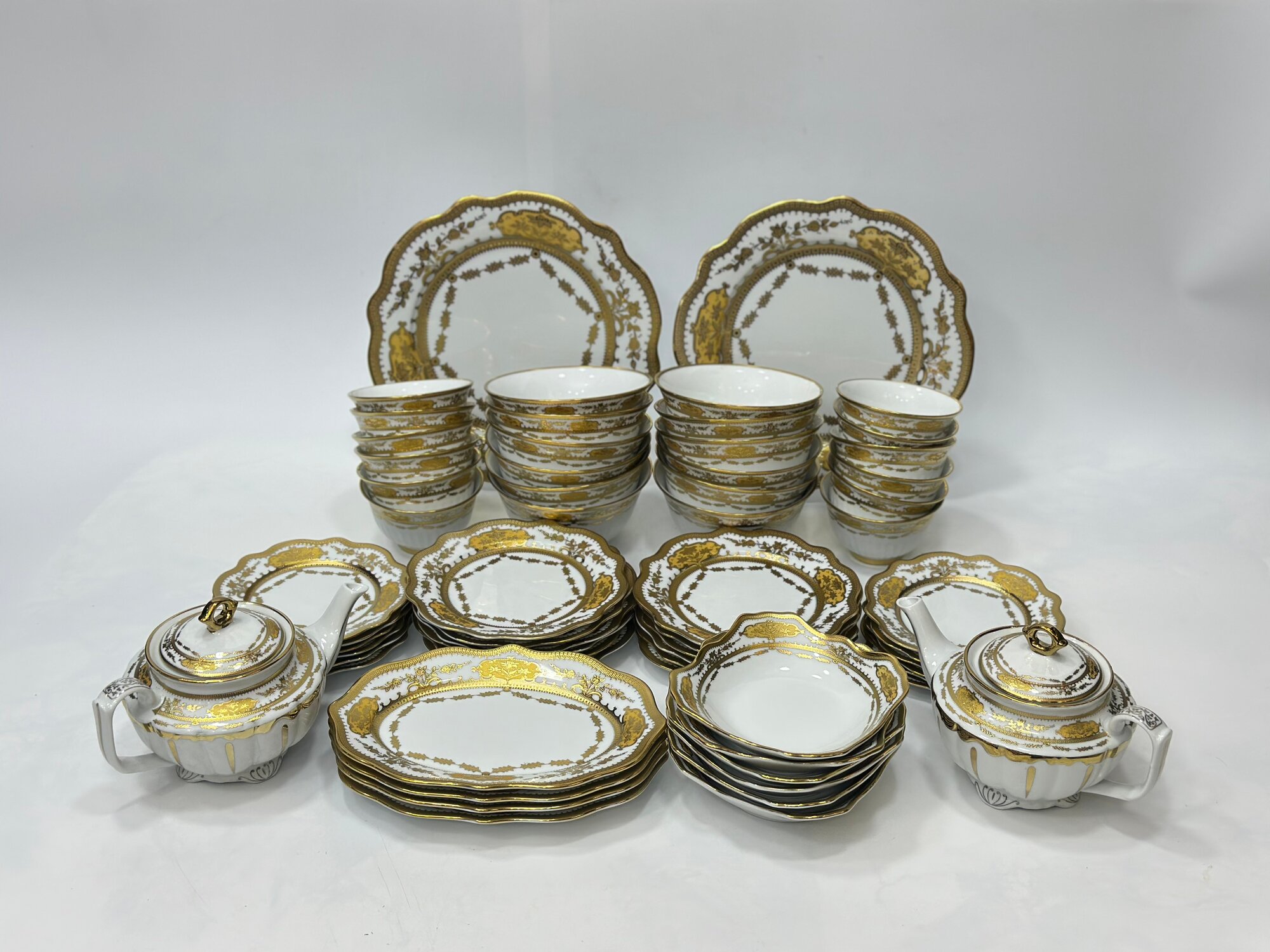 Фарфоровый набор столовой посуды, 62 предметов, на 12 персон