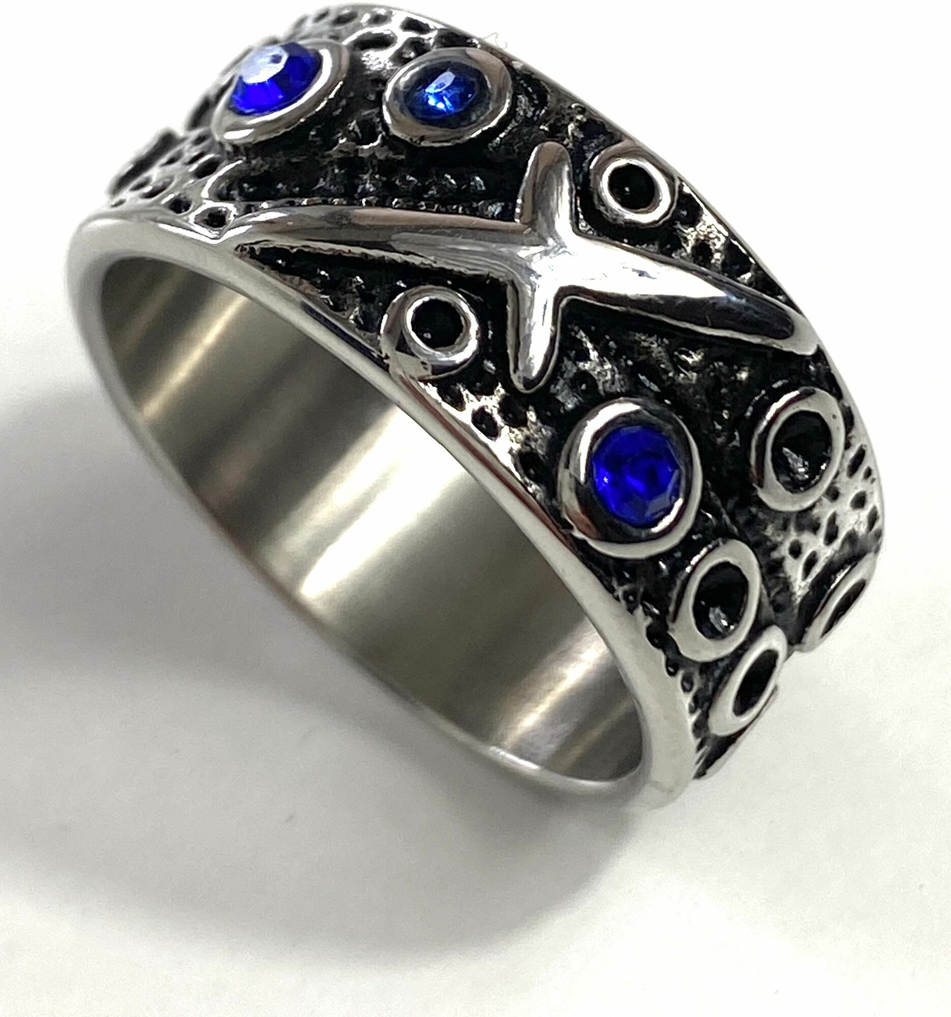 Кольцо стальное с синими кристаллами 