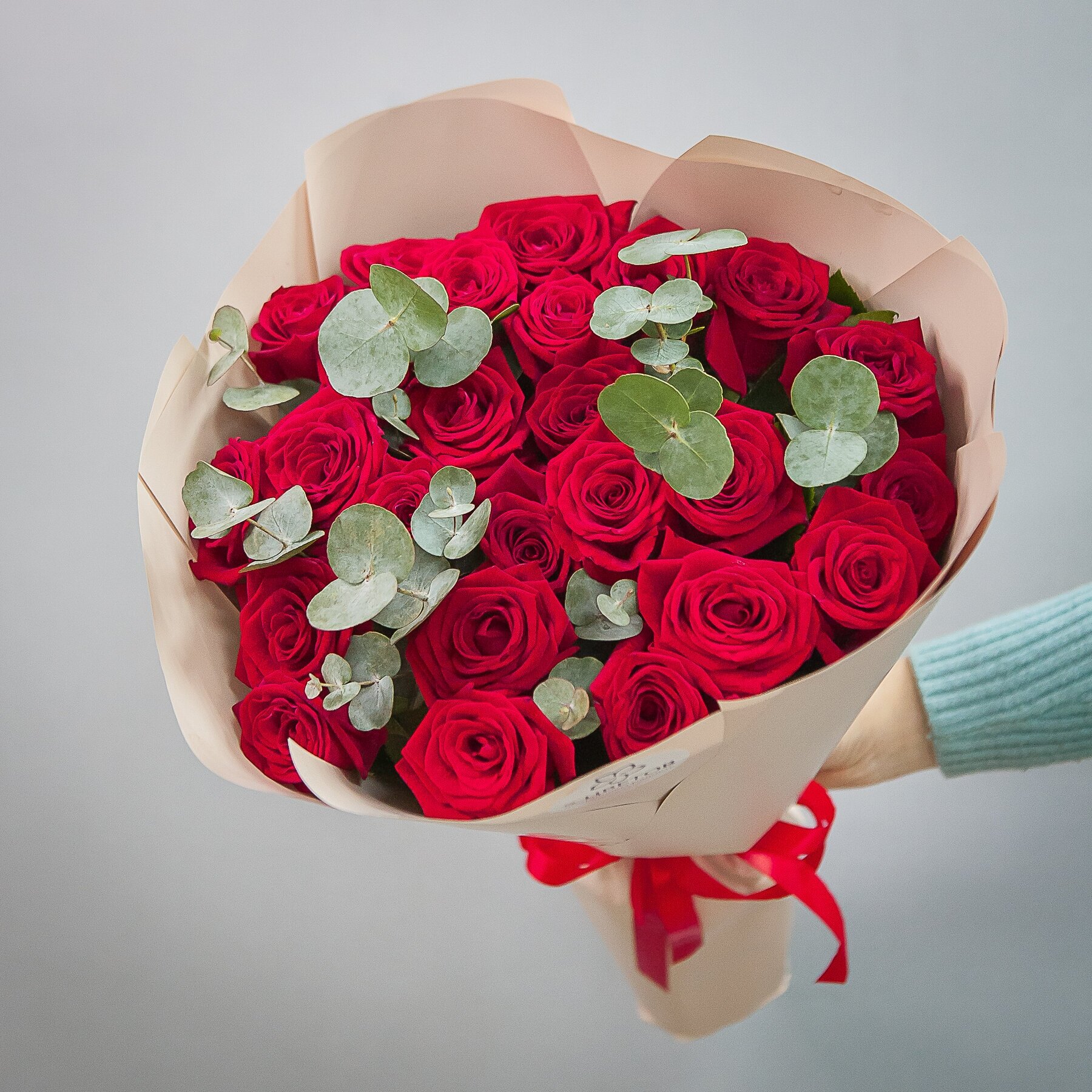 25 красных роз с эвкалиптом 60см