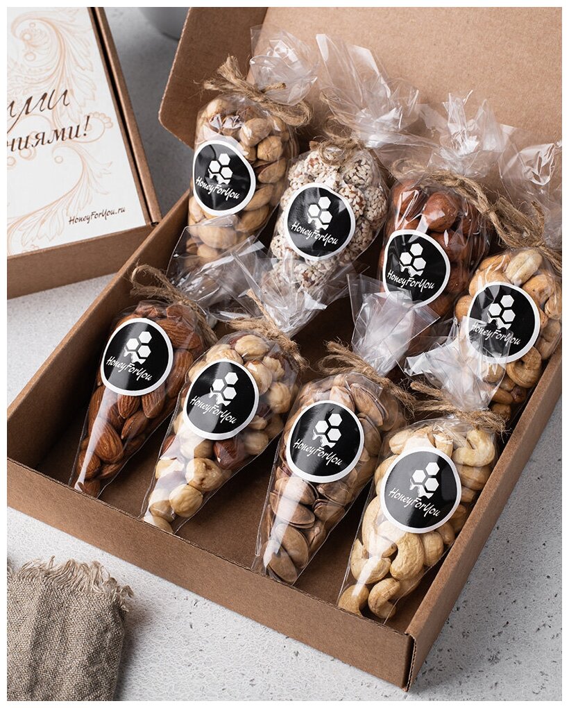 Набор орехов HoneyForYou (ассорти) в подарочной крафт-коробке с принтом-открыткой - фотография № 2