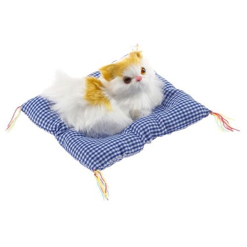 фото Игрушка на панель авто, кошка на подушке, бело-рыжий окрас 5240534 сима-ленд