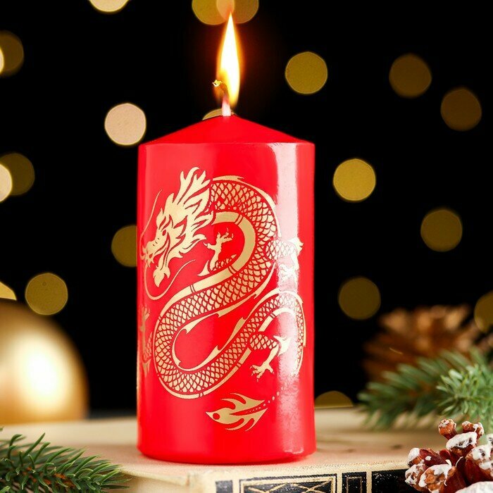 Свеча - цилиндр новогодняя "Символ года 2024" 5х10 см красная с золотым драконом 9668609