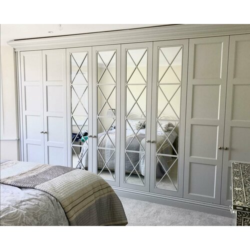 Встроенный красивый шкаф с распашными дверями зеркальный