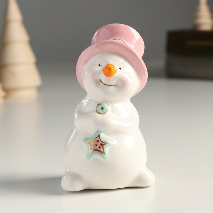 Сувенир керамика "Снеговик в розовом цилиндре, с звездой на палочке" 10,2х6х6 см (1шт.)
