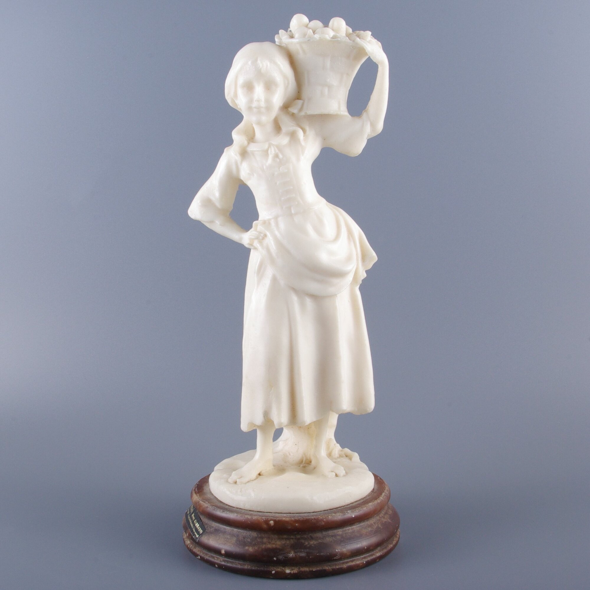 Винтажная статуэтка "Девушка с корзиной фруктов". Мрамор. GARBAYO, Наварра, Италия, вторая половина ХХ вв.