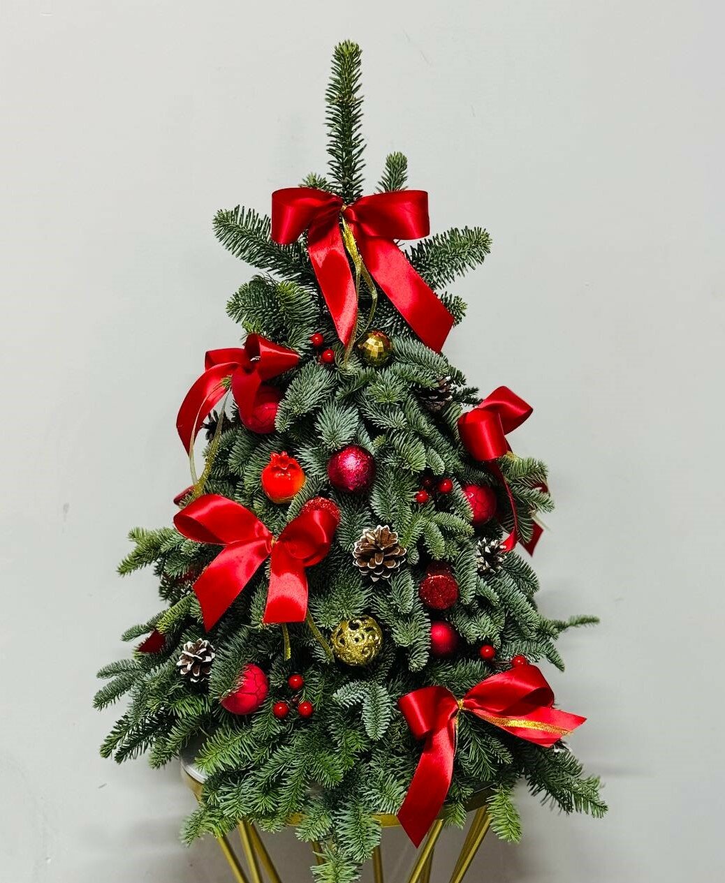 Дизайнерская ёлка ручной работы из натуральной хвои нобилис с красным декором 70 см