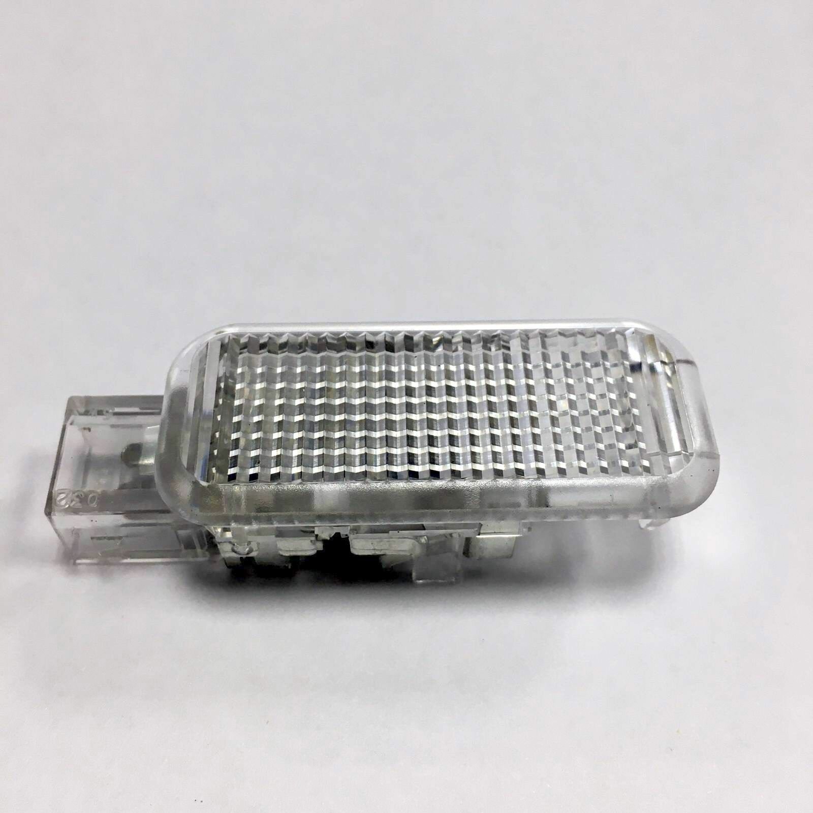 3B0947415 Фонаpь освещения багажника VAG (VW/Audi/Skoda/Seat) оригинал