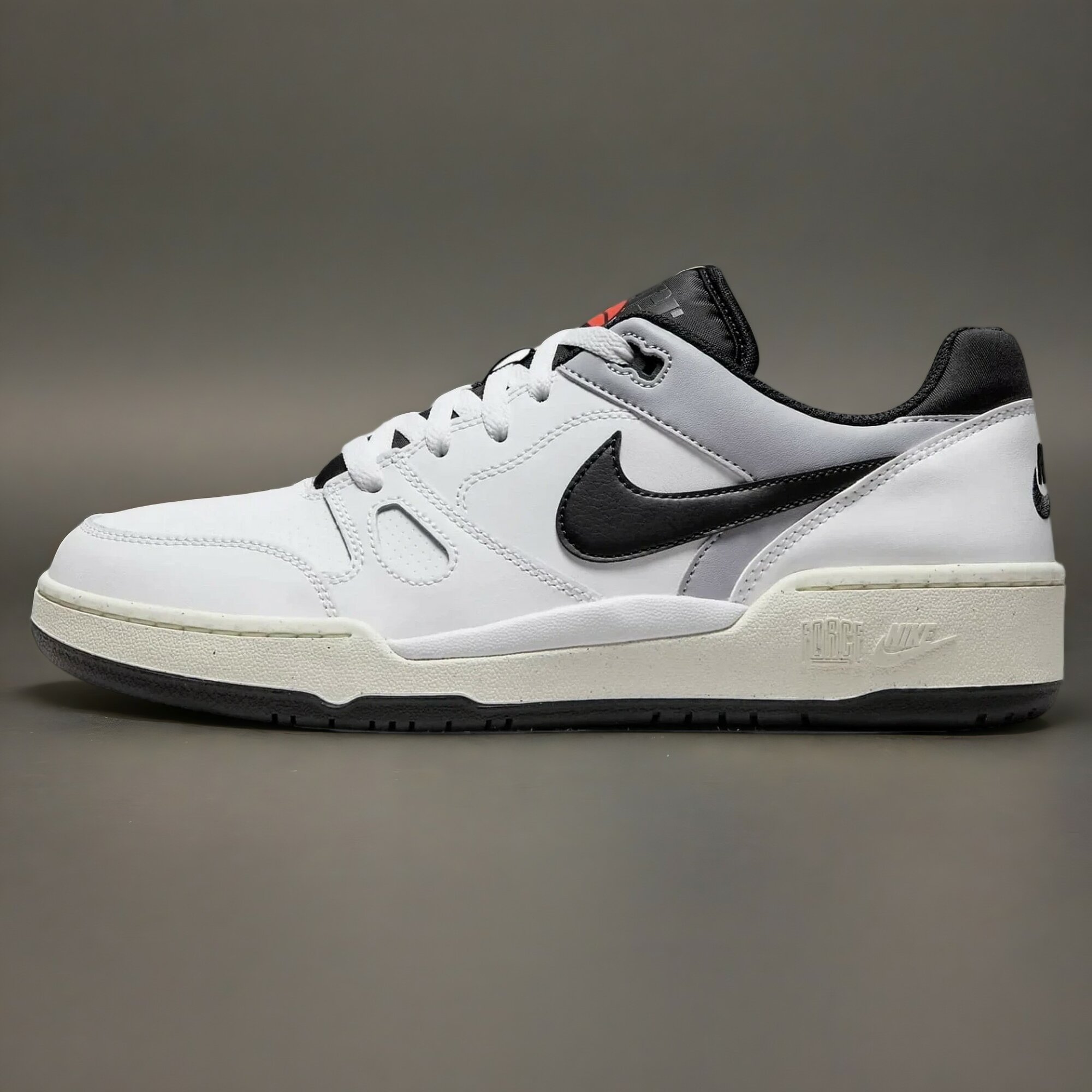 Кроссовки NIKE, полнота D, размер 9.5 US / 27,5 CM, черно-белый