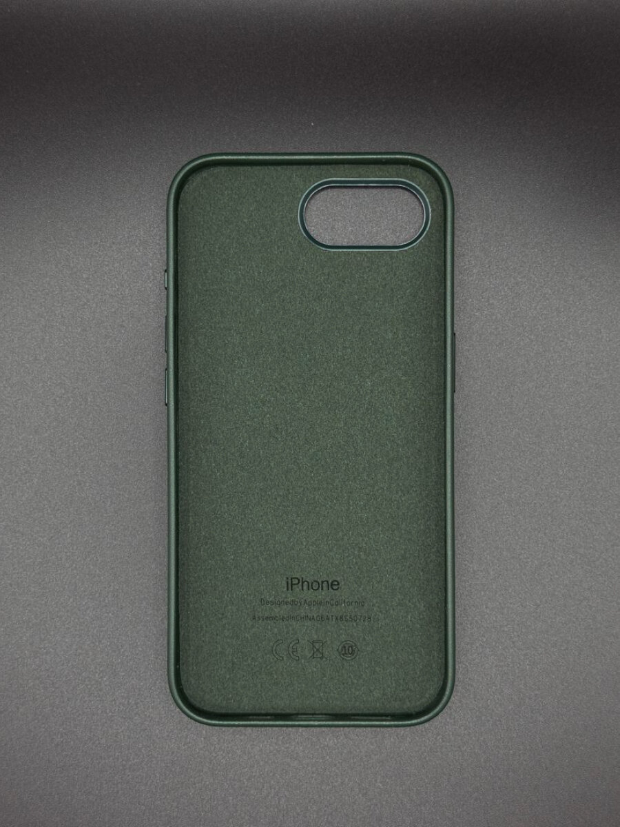 Кожаный чехол для iPhone 16e Forest Green / Leather Case для Айфон 16е - Зелёный — фото 1