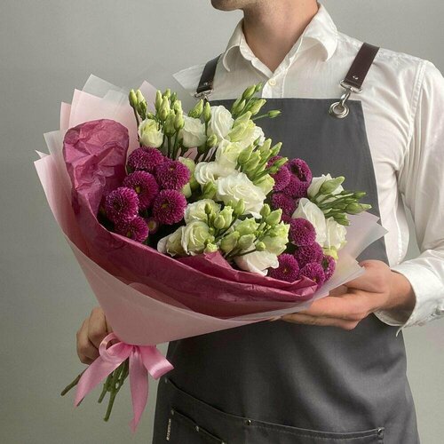 Букет живых цветов с белой эустомой и яркой хризантемой сантини, цветочный магазин Wow Flora