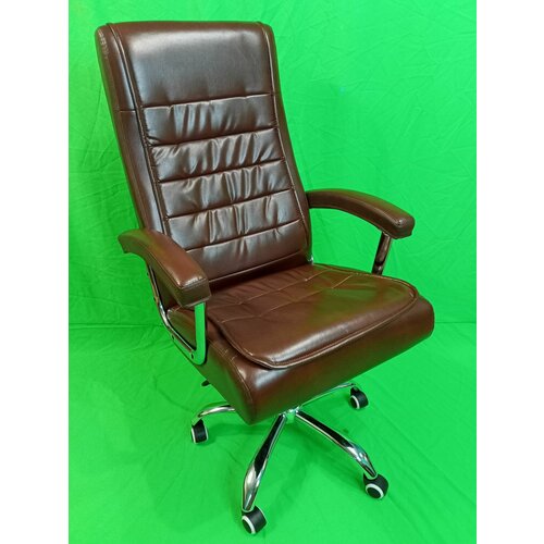 Офисное кресло руководителя до 150 кг. Компьютерное кресло коричневый кожзам. Стул на колёсах с механизмом качания
