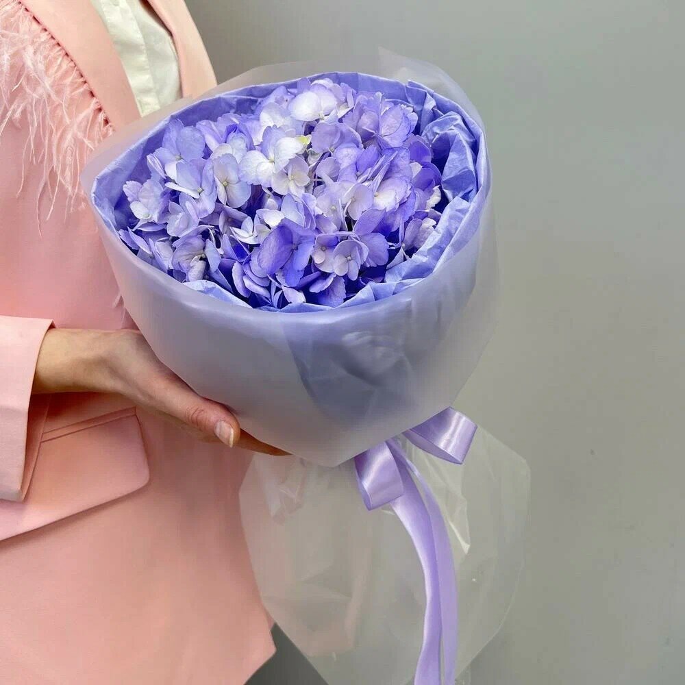 Моно букет "Облачко" из фиолетовой гортензии в дизайнерском оформлении