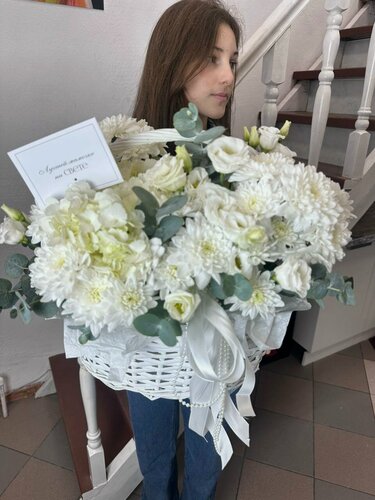 Изображение товара Корзина с цветами, белоснежная, гортензии, лизиантус, эвкалипт