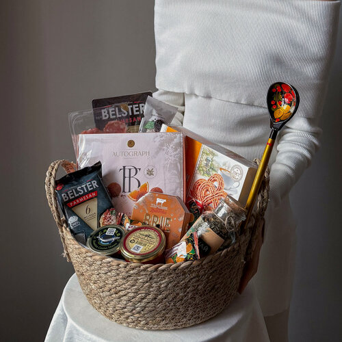 Изображение товара Подарочная корзина с красной и черной икрой, сырами и колбасами. Veresk 746