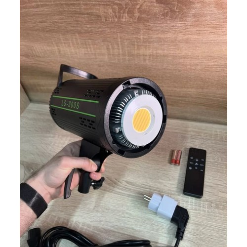 Фото Видеосвет Оcвeтитeль 300 ватт LS-300S софтбокс 11990₽