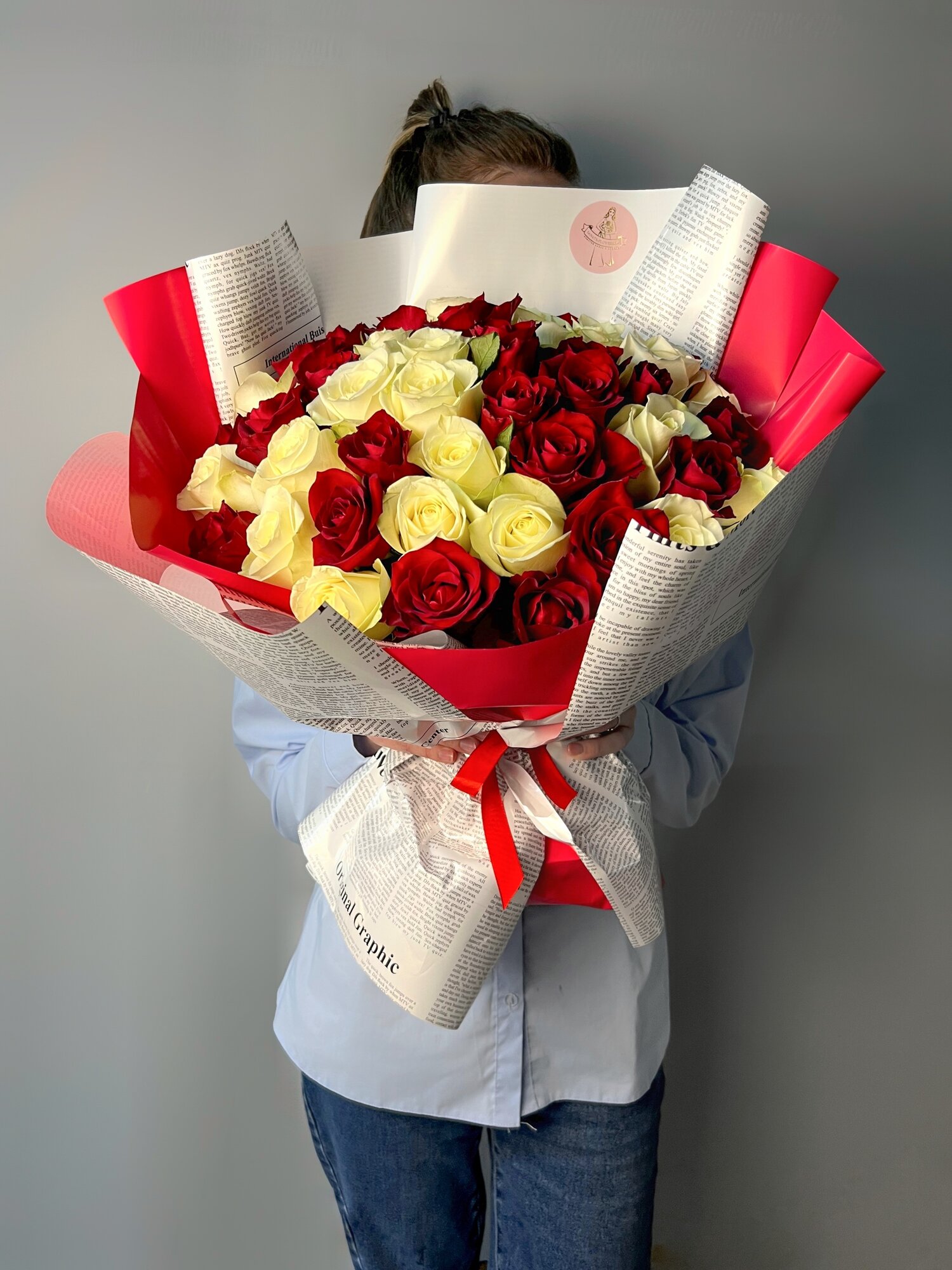 Монобукет из 45 бордово-белых роз 40 см в авторской упаковке