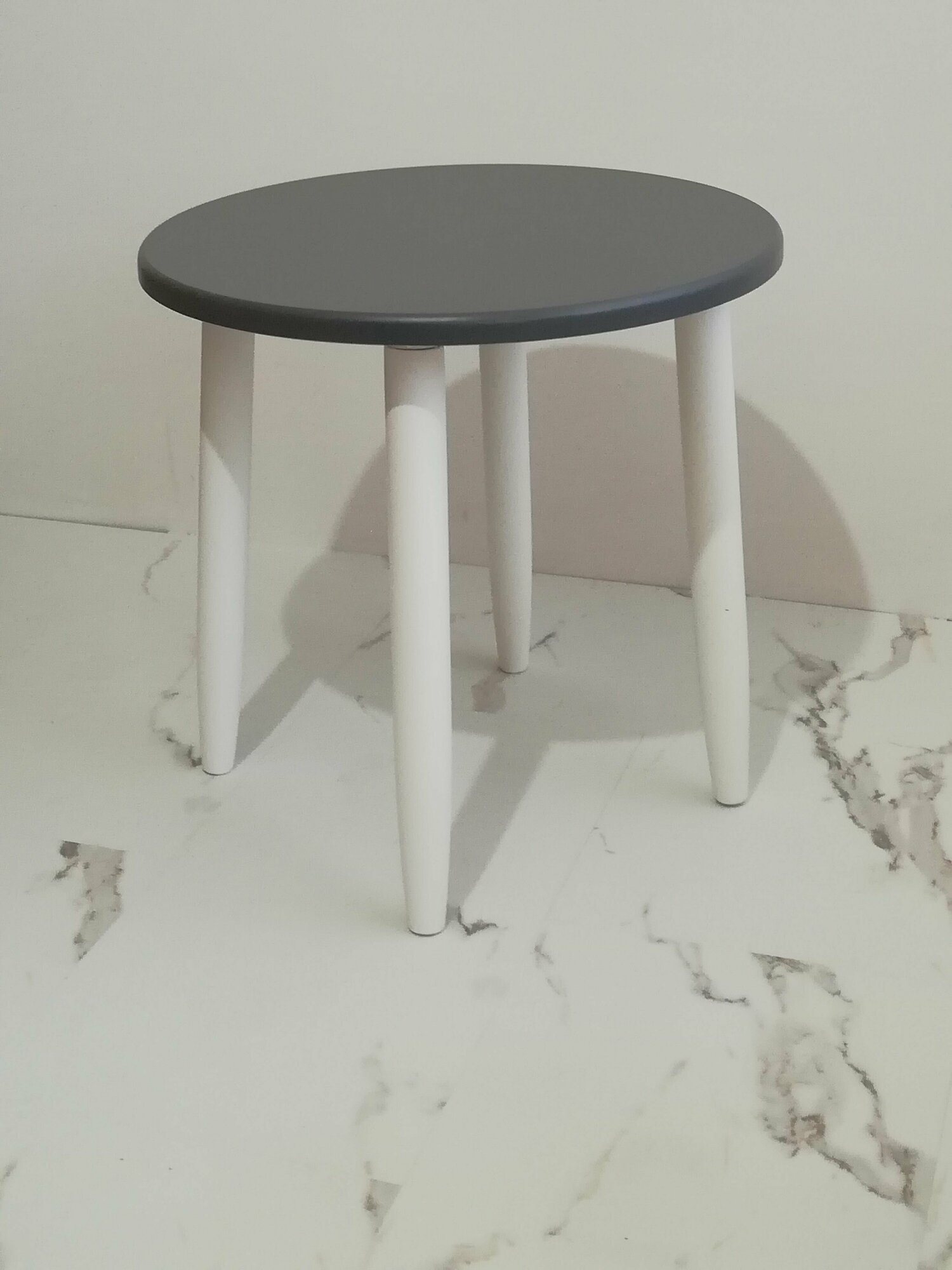 Столик, журнальный стол, кофейный столик, прикроватный, детский, круглый. Диаметр 47 см. Цвет: серый графит, белые крашенные ножки из березы.