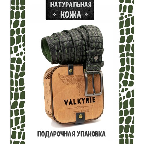 фото Ремень valkyrie studio, натуральная кожа, металл, подарочная упаковка, размер 120, длина 120 см., зеленый