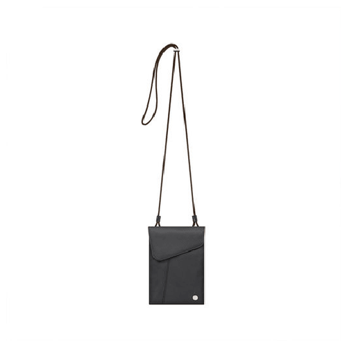 фото "мини-сумка через плечо moshi aro mini. материалы: веган-кожа, полиэстер, микрофибра. размер изделия: 12,5*2,5*18,5 см. цвет: черный."