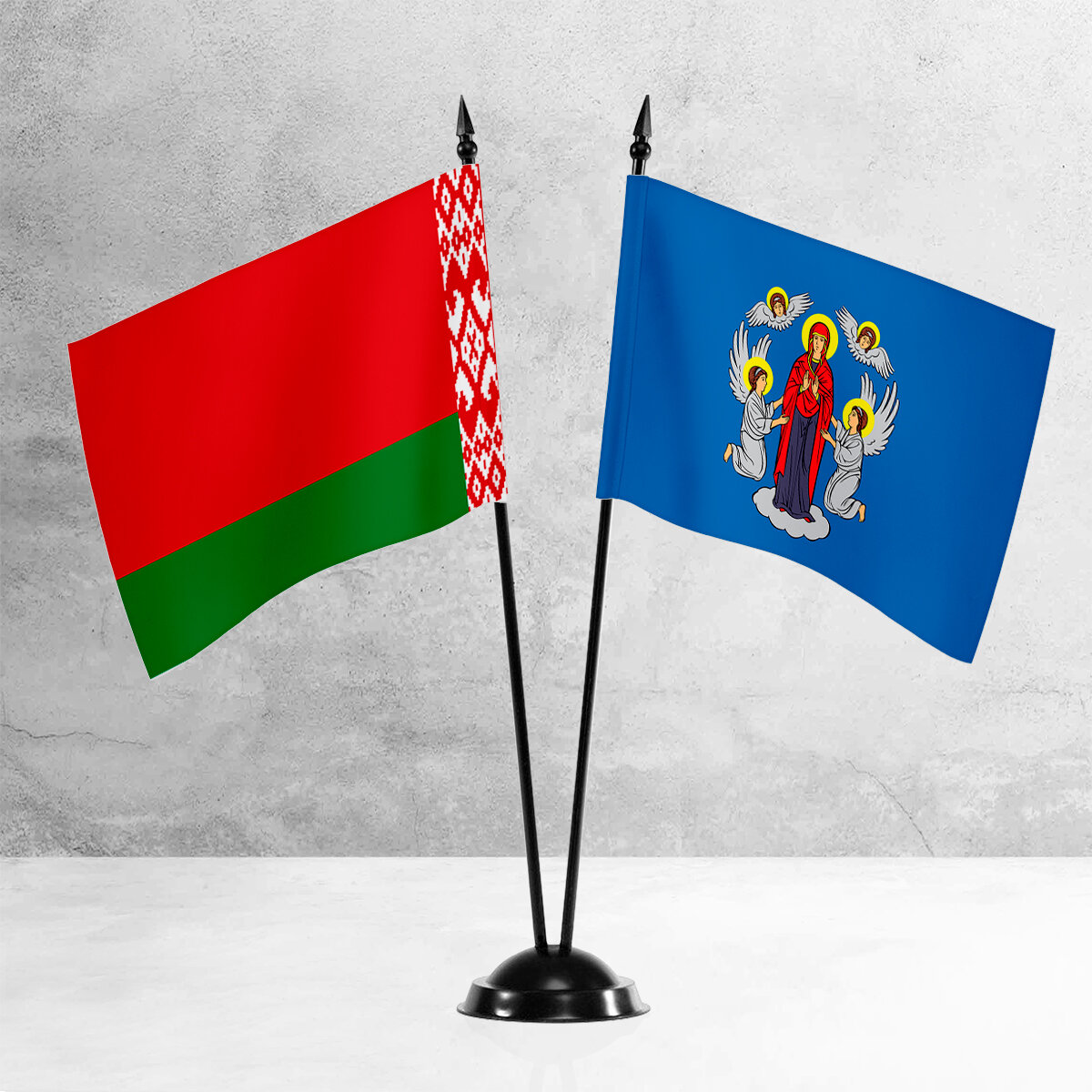 Настольные флаги России и Белоруссии на пластиковой черной подставке