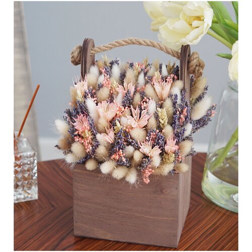 Персиковый букет из сухоцветов с нигеллой в деревянном ящике