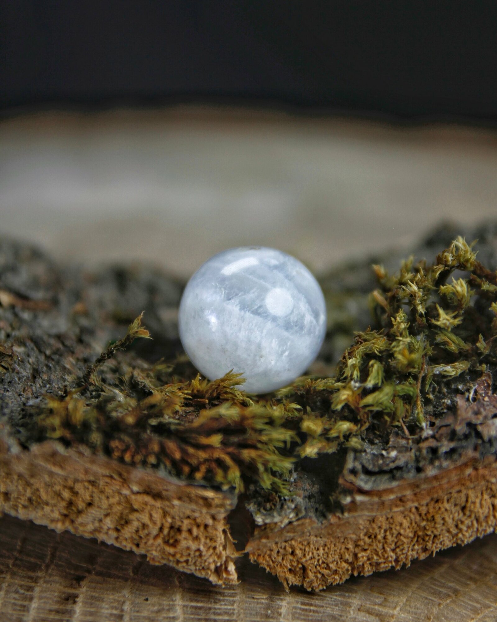 Оберег из натурального камня Лунный камень, символ искренней любви и верности, шар, диаметр 13 мм