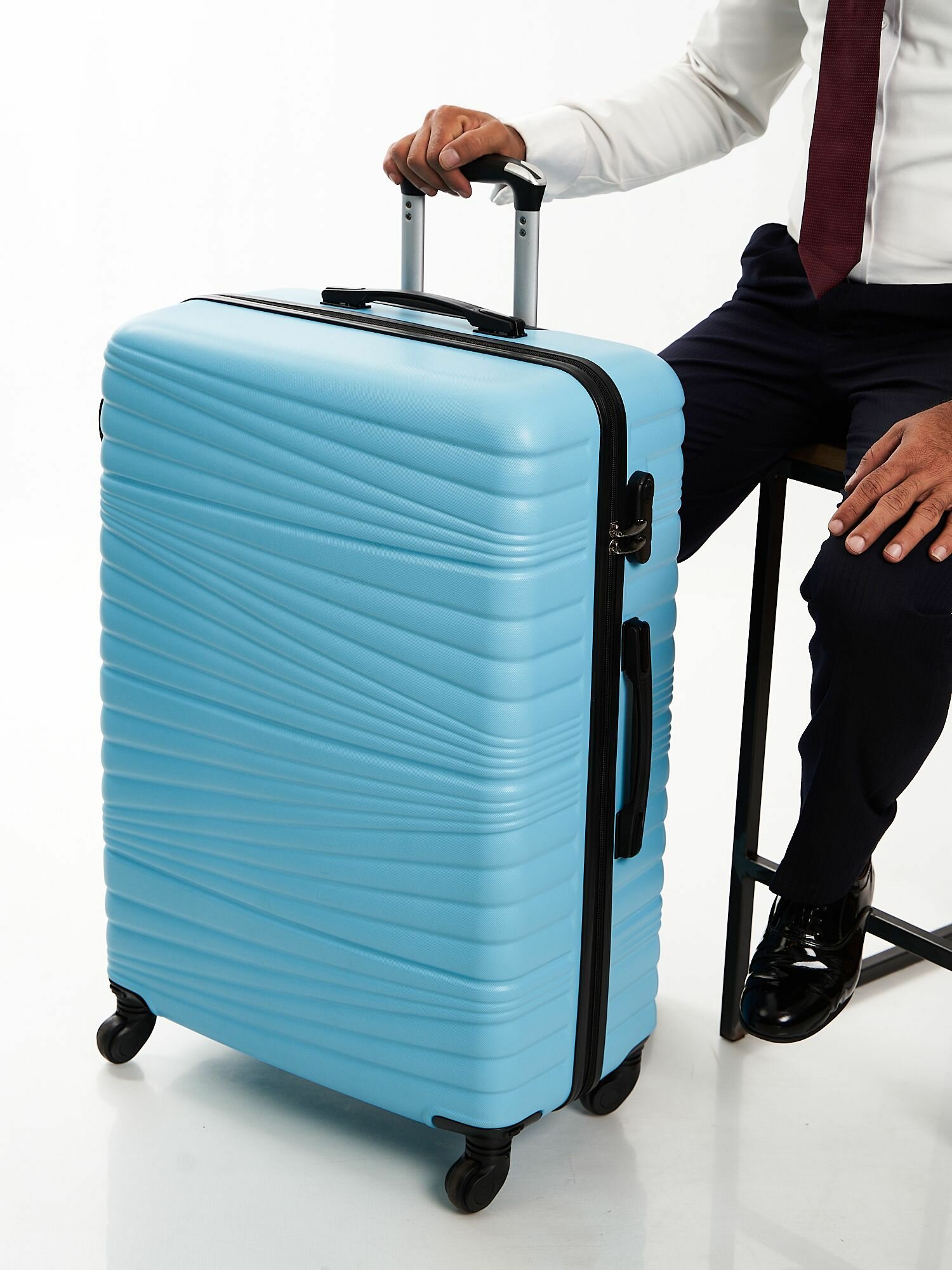 фото Чемодан с узором Волна, цвет Голубой, размер L (съемные колеса)