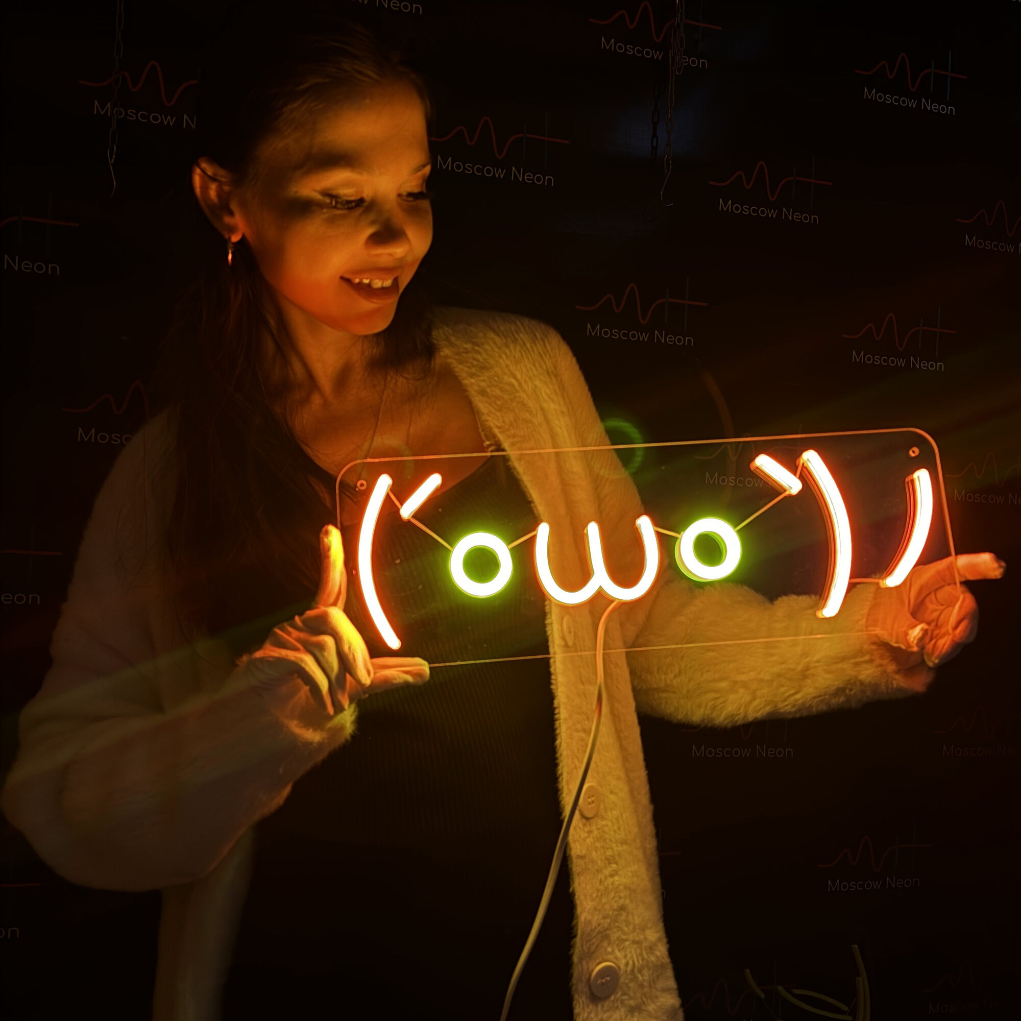 Неоновая вывеска / Неоновая вывеска Emoji, японский смайлик (Каомодзи) "Приветствие" для дома и бизнеса с диммером, 45x15 см