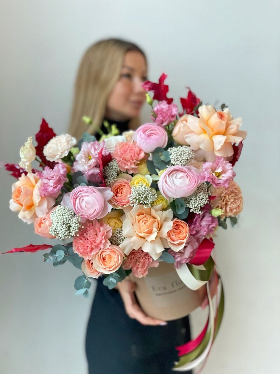 Цветы в коробке с ранункулюсам розами и гвоздиками в осенней гамме