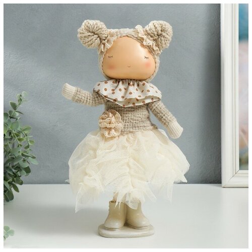 Кукла интерьерная Малышка в бежевом наряде, юбка из сетки 33х15х18,5 см