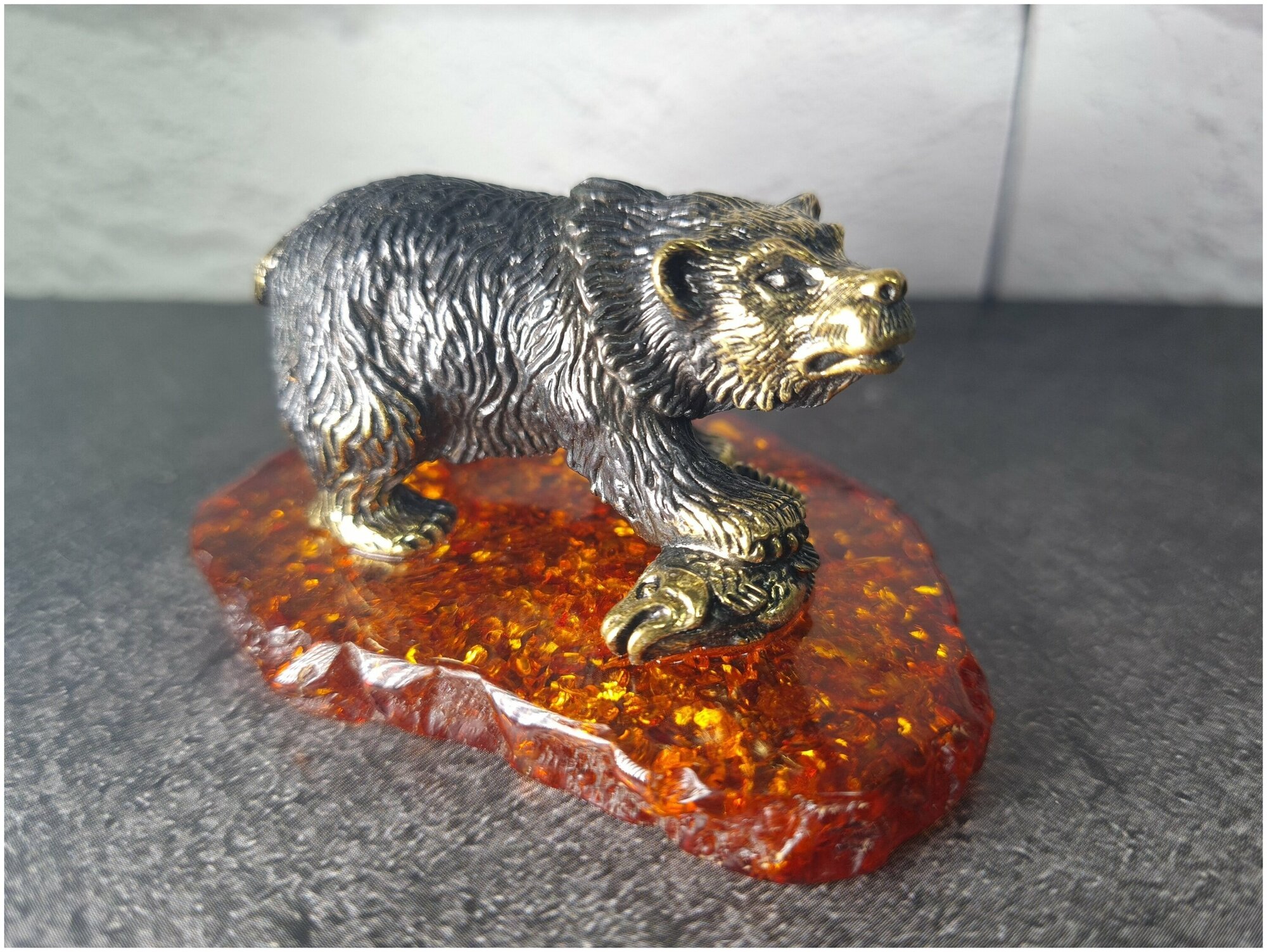 Статуэтка из латуни и янтаря "Медведь на охоте"