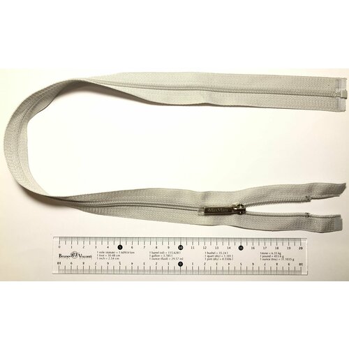 Молния спираль пластик разъёмная серо-бежевая -основа золото -бегунок с логотипом на хвостике MaxMara Т4 - 57см 1зам 1шт UZ Италия 550₽