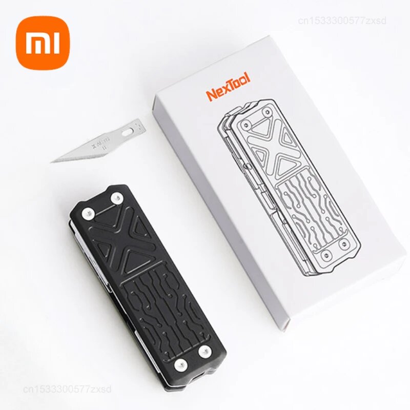 Инструмент в автомобильном багажнике, закреплённый в термочехле на боковой панели