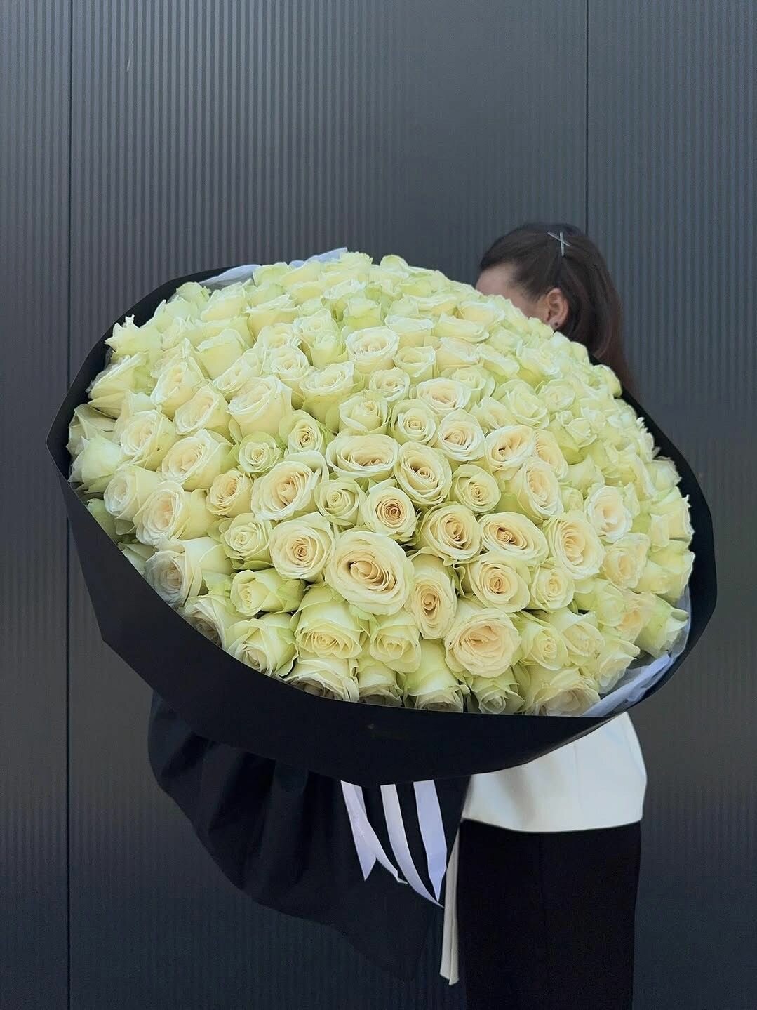 Букет из 151 белой розы
