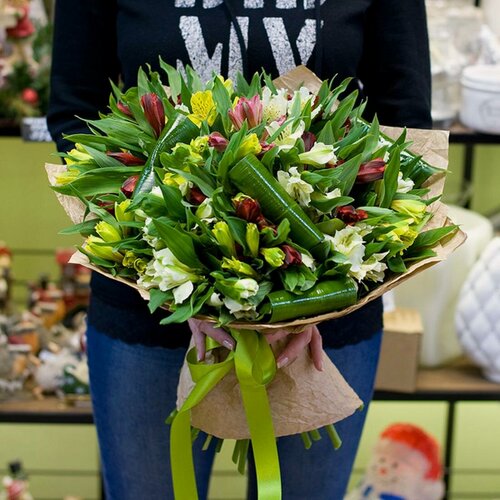 Изображение товара Букет из альстромерий Charlotte, 19 цветов, разноцветный, в подарочной упаковке