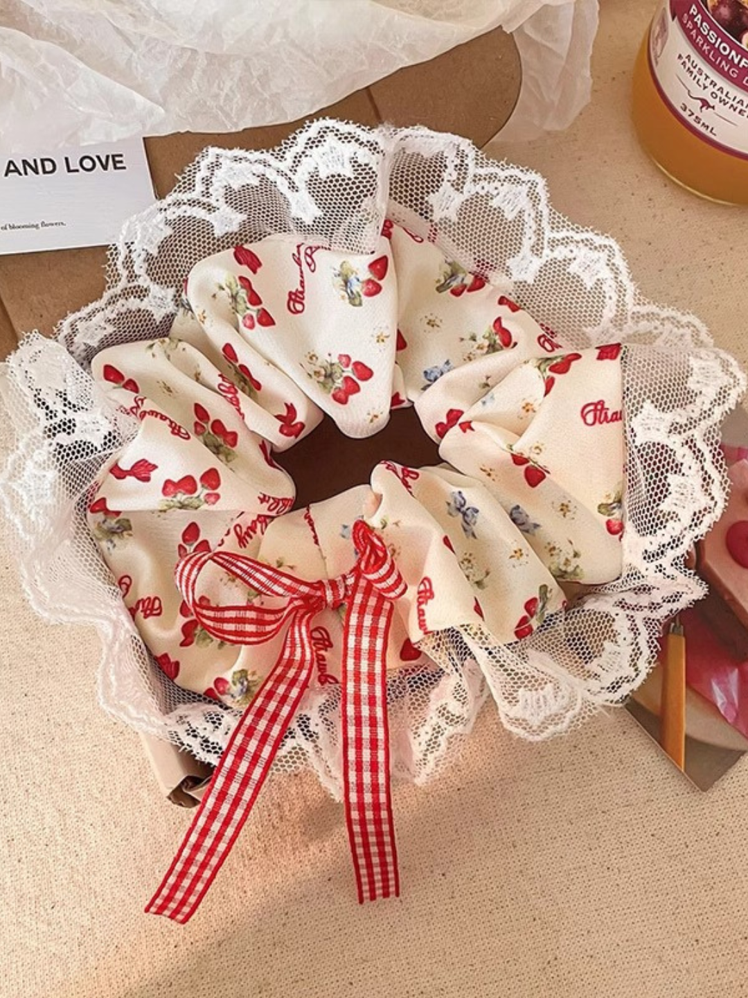 Мягкая структура резинки не травмирует волосы, не выдёргивает и не ломает их, не вызывает дискомфорта и головной боли