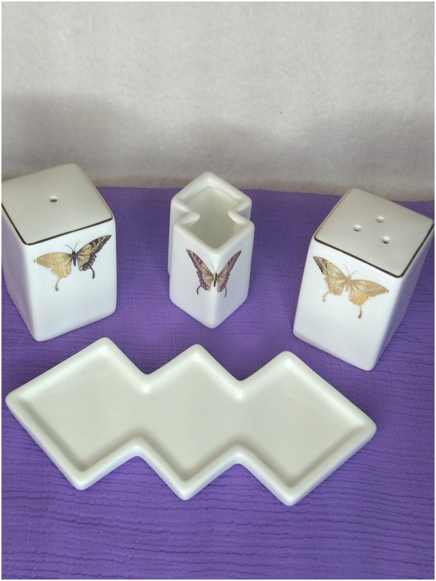Набор солонка и перечница на подставке Lenardi белый с золотой бабочкой - фотография № 5