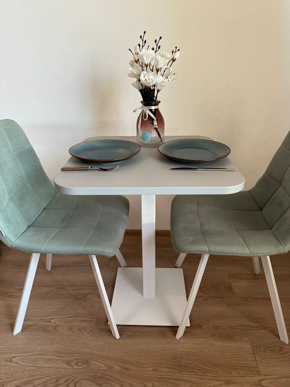 фото Стол для кухни обеденный нераскладной Лофт, 60х60 h76 см (столы для кафе, для кофейни, для кухни) шиншилла серый квадратный