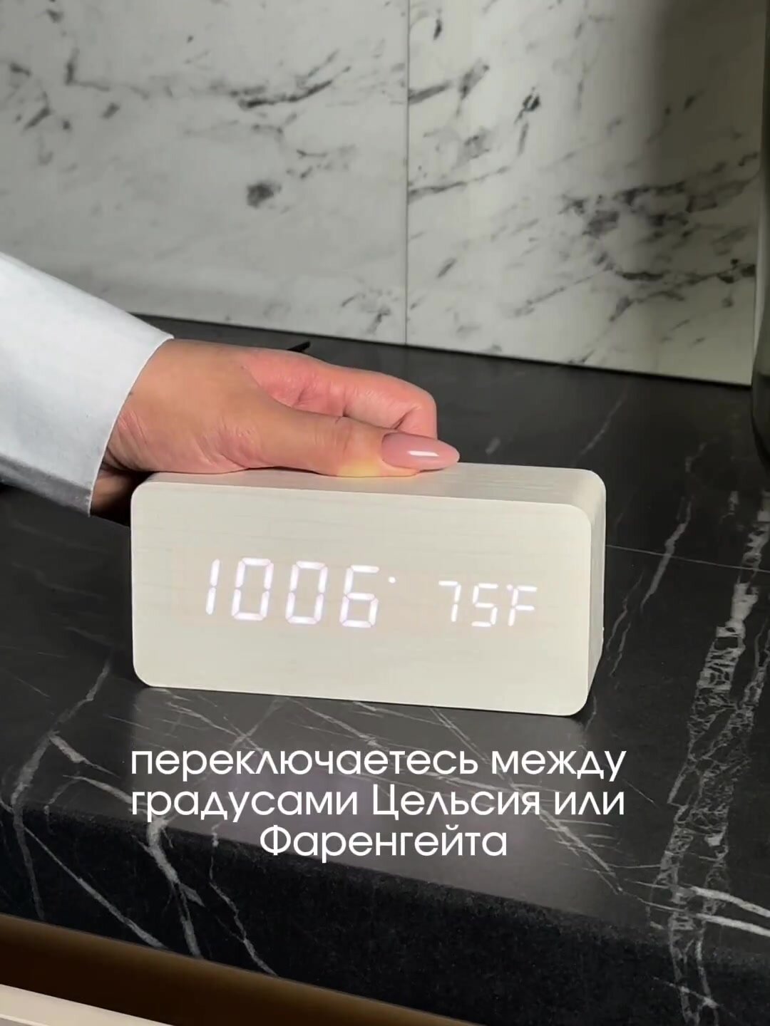 Часы настольные электронные от сети, белые с белыми цифрами, декор для кухни и для дома — фото 1