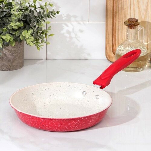 Сковорода Селект d20 см пластиковая ручка антипригарное покрытие цвет красный 704₽